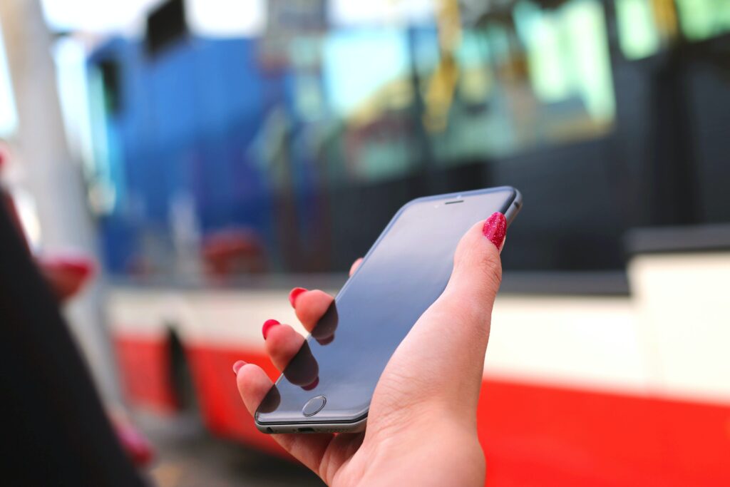 5_apple-bus-hand-iphone-6-4277